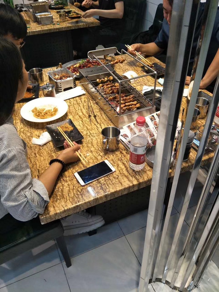 食之秀自動(dòng)燒烤設(shè)備廠提供燒烤店用自動(dòng)燒烤機(jī)、桌椅餐具等整店設(shè)備供應(yīng) 食之秀自動(dòng)燒烤設(shè)備廠提供燒烤店用自動(dòng)燒烤機(jī)、桌椅餐具等整店設(shè)備供應(yīng)