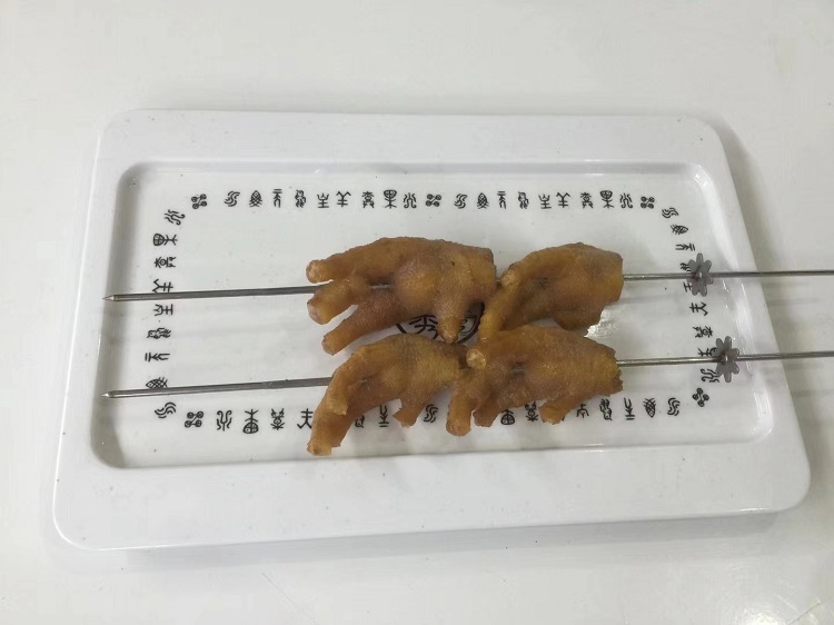 食之秀自動燒烤設(shè)備廠提供燒烤店用自動燒烤機、桌椅餐具等整店設(shè)備供應(yīng) 食之秀串盤使用展示