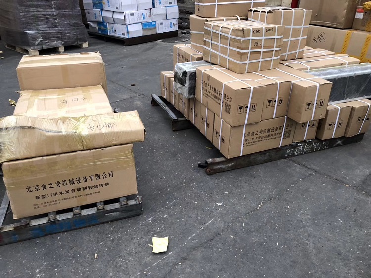  海南?？谛炜傆嗁彽?5臺很久以前木炭燒烤爐裝車發貨中