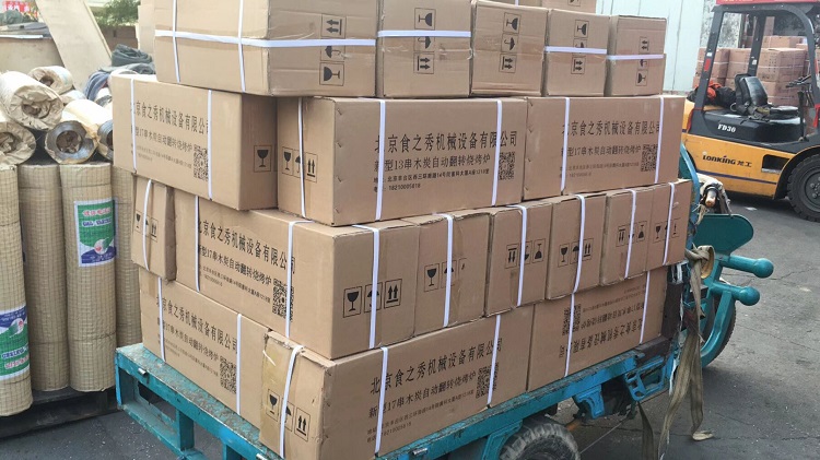 食之秀自動燒烤設備廠提供燒烤店用自動燒烤機、桌椅餐具等整店設備供應 串越時光給吉林四平王老板裝車發貨中