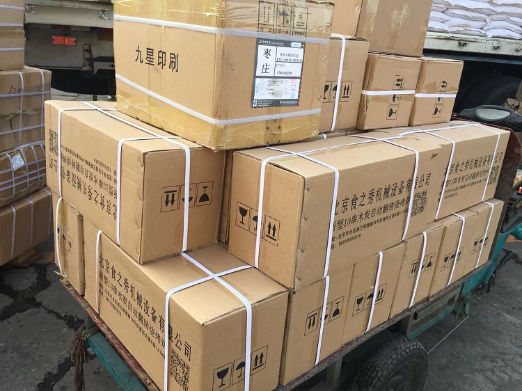  山東威海崔老板訂購的29臺新款很久以前木炭自動燒烤爐裝車發貨中