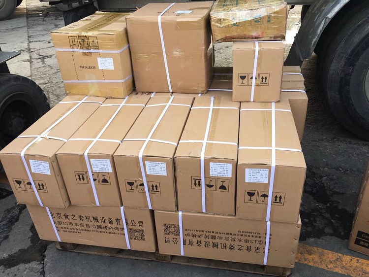 串越時光給山東威海崔老板定做的很久以前木炭燒烤爐發貨裝車中