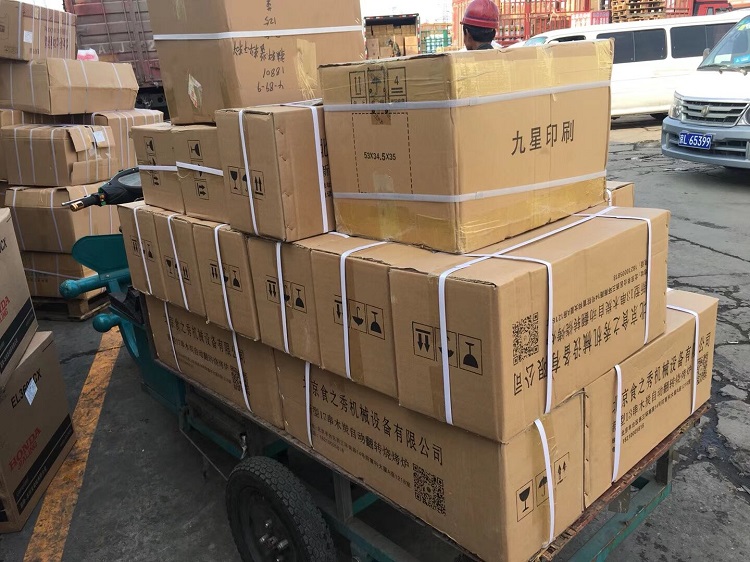 串越時光給山東威海崔老板定做的很久以前木炭燒烤爐發貨裝車中