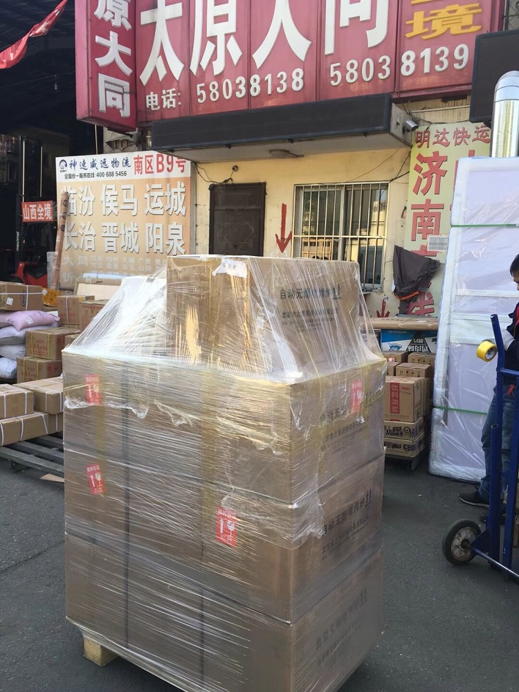 食之秀自動燒烤設備廠提供燒烤店用自動燒烤機、桌椅餐具等整店設備供應 串越時光給山西朔州馬老板發(fā)貨現(xiàn)場