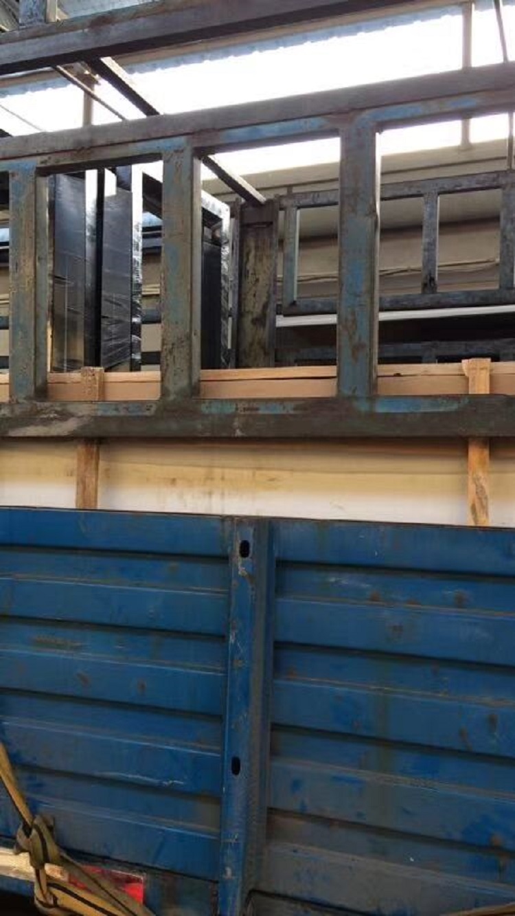 食之秀自動燒烤設備廠提供燒烤店用自動燒烤機、桌椅餐具等整店設備供應 串越時光給山西朔州馬老板發(fā)貨現(xiàn)場