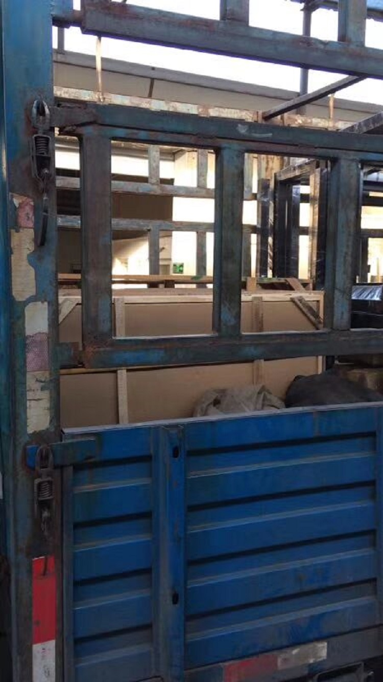 食之秀自動燒烤設備廠提供燒烤店用自動燒烤機、桌椅餐具等整店設備供應 串越時光給山西朔州馬老板發(fā)貨現(xiàn)場