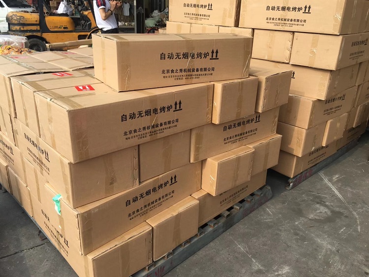 食之秀自動(dòng)燒烤設(shè)備廠提供燒烤店用自動(dòng)燒烤機(jī)、桌椅餐具等整店設(shè)備供應(yīng) 串越時(shí)光燒烤加盟店發(fā)貨現(xiàn)場(chǎng)