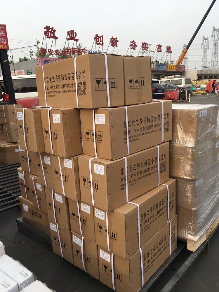 食之秀自動(dòng)燒烤設(shè)備廠提供燒烤店用自動(dòng)燒烤機(jī)、桌椅餐具等整店設(shè)備供應(yīng) 串越時(shí)光燒烤加盟店發(fā)貨現(xiàn)場(chǎng)
