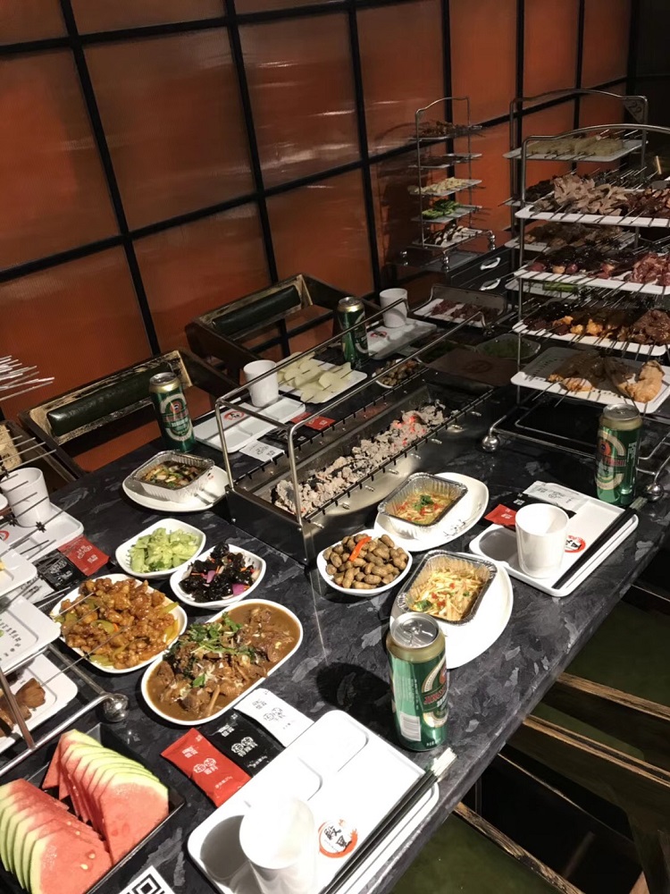 食之秀自動燒烤設備廠提供燒烤店用自動燒烤機、桌椅餐具等整店設備供應