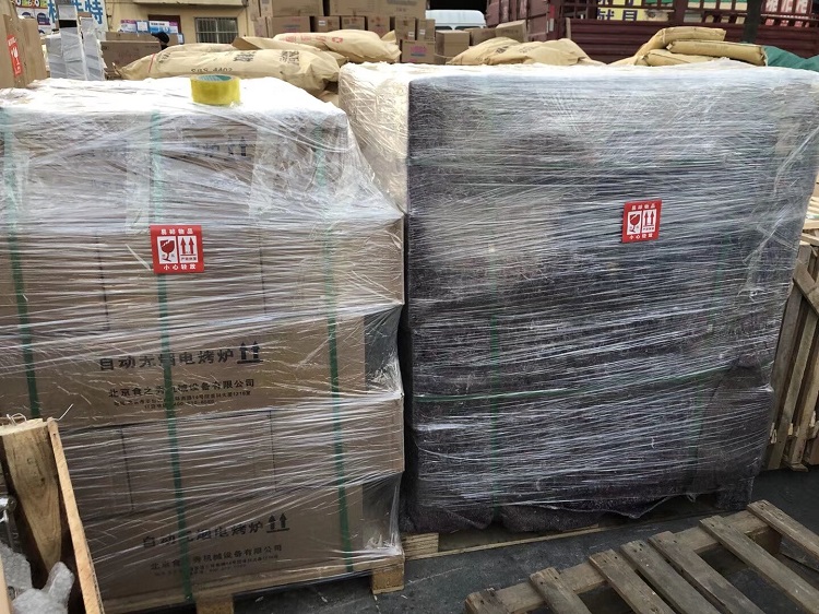 食之秀自動(dòng)燒烤設(shè)備廠提供燒烤店用自動(dòng)燒烤機(jī)、桌椅餐具等整店設(shè)備供應(yīng) 串越時(shí)光燒烤加盟店為英國客戶DUKE定做的電熱自動(dòng)燒烤爐配大理石燒烤桌裝車發(fā)貨中
