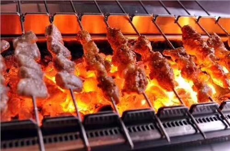 食之秀自動燒烤設(shè)備廠提供燒烤店用自動燒烤機、桌椅餐具等整店設(shè)備供應(yīng) 串越時光燒烤店為廣西桂林李老板定做的17臺木炭自動升降燒烤爐發(fā)貨中