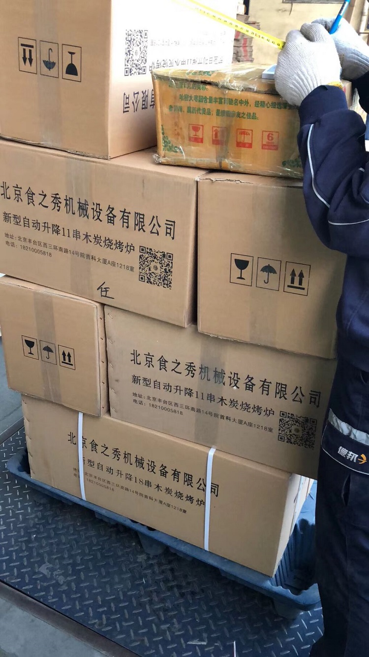 食之秀自動燒烤設(shè)備廠提供燒烤店用自動燒烤機、桌椅餐具等整店設(shè)備供應(yīng) 串越時光燒烤店為廣西桂林李老板定做的17臺木炭自動升降燒烤爐發(fā)貨中