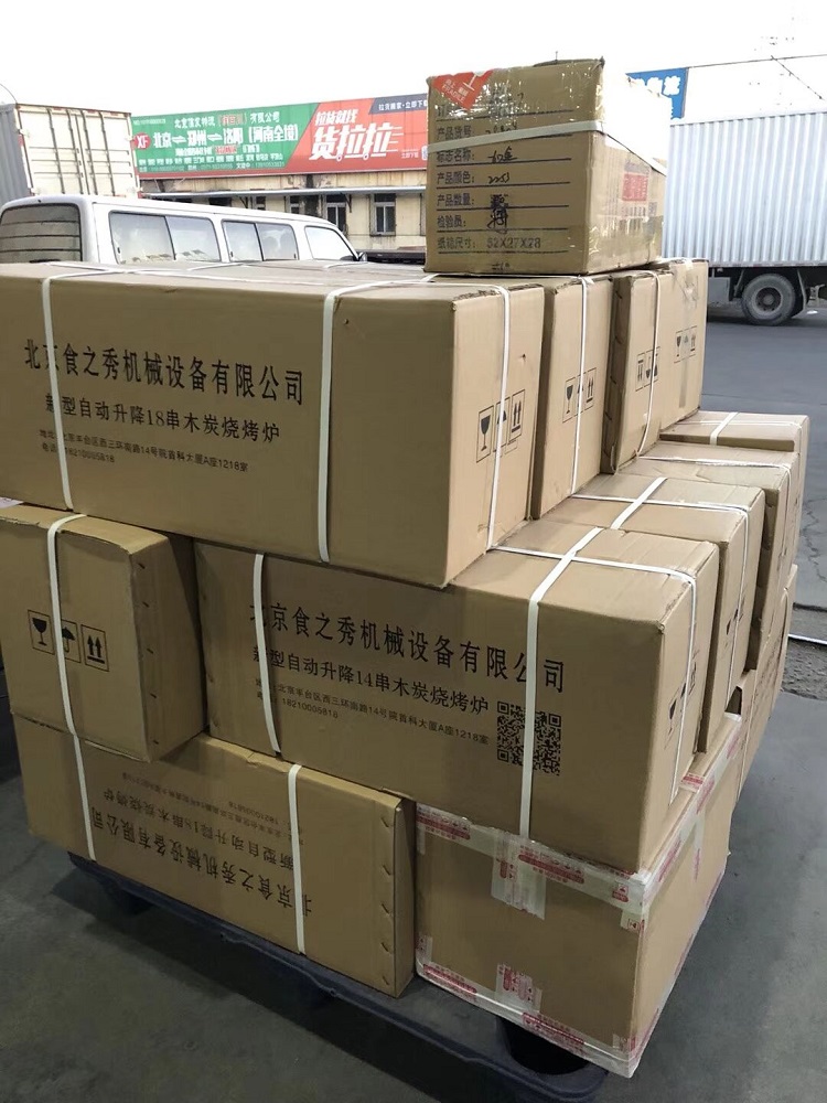 食之秀自動燒烤設(shè)備廠提供燒烤店用自動燒烤機、桌椅餐具等整店設(shè)備供應(yīng) 串越時光燒烤店為廣西桂林李老板定做的17臺木炭自動升降燒烤爐發(fā)貨中