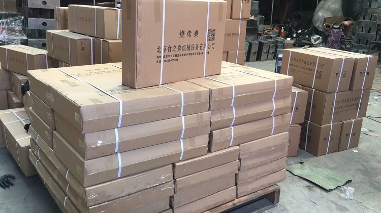 食之秀自動燒烤設(shè)備廠提供燒烤店用自動燒烤機、桌椅餐具等整店設(shè)備供應(yīng) 串越時光燒烤加盟店為湖北荊門徐老板定做的32臺木炭自動升降燒烤爐裝車發(fā)貨中