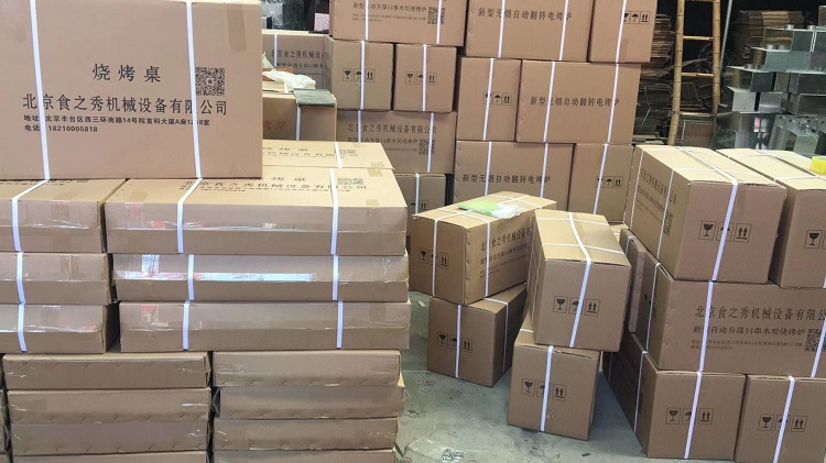 食之秀自動燒烤設(shè)備廠提供燒烤店用自動燒烤機、桌椅餐具等整店設(shè)備供應(yīng) 串越時光燒烤加盟店為湖北荊門徐老板定做的32臺木炭自動升降燒烤爐裝車發(fā)貨中