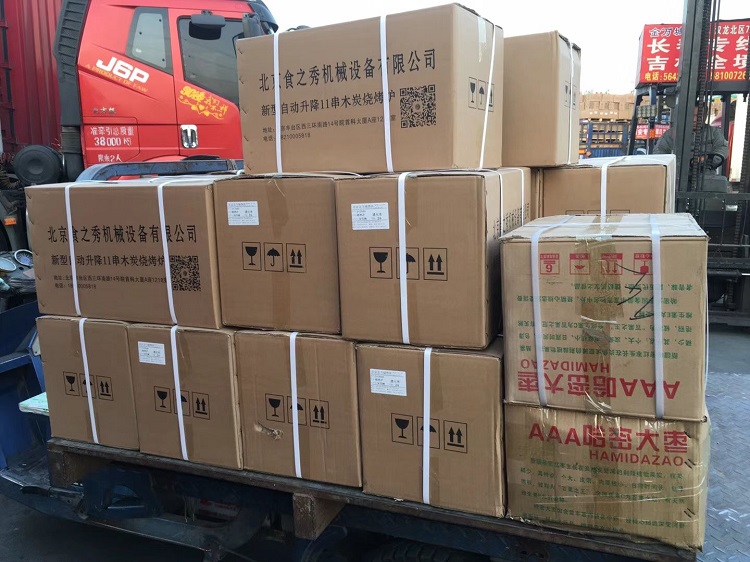 食之秀自動(dòng)燒烤設(shè)備廠提供燒烤店用自動(dòng)燒烤機(jī)、桌椅餐具等整店設(shè)備供應(yīng) 串越時(shí)光燒烤加盟店為吉林通化客戶定做的28臺(tái)木炭自動(dòng)升降燒烤爐裝車發(fā)貨中