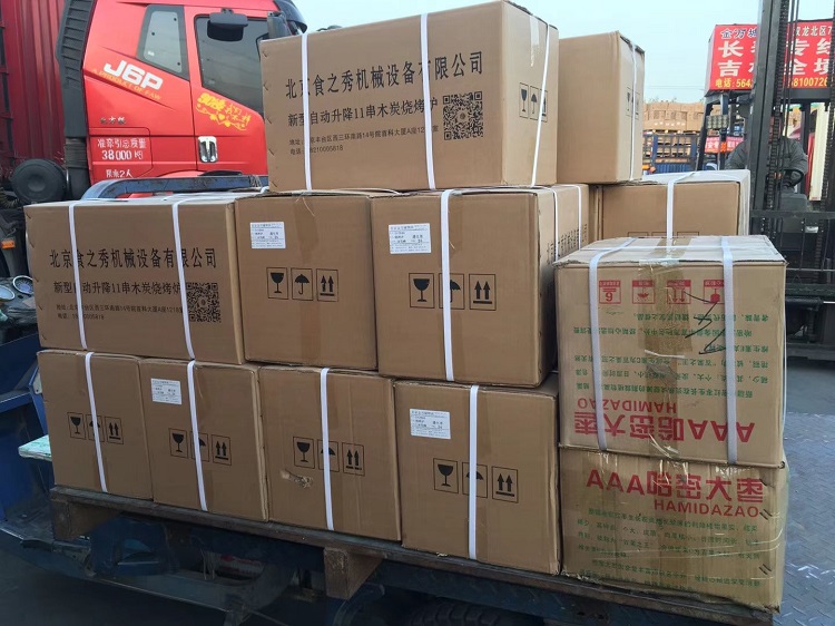 食之秀自動(dòng)燒烤設(shè)備廠提供燒烤店用自動(dòng)燒烤機(jī)、桌椅餐具等整店設(shè)備供應(yīng) 串越時(shí)光燒烤加盟店為吉林通化客戶定做的28臺(tái)木炭自動(dòng)升降燒烤爐裝車發(fā)貨中
