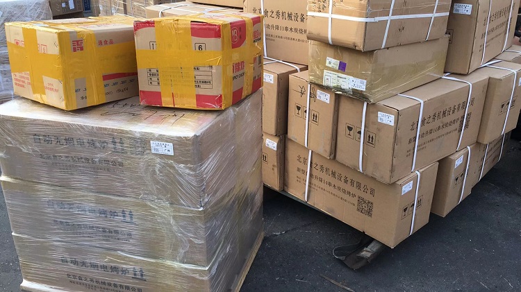 食之秀自動燒烤設備廠提供燒烤店用自動燒烤機、桌椅餐具等整店設備供應 串越時光燒烤加盟店為廣州李老板定做的26臺木炭自動升降燒烤爐、養碳爐、餐具配件等裝車發貨中