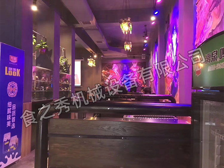 食之秀自動燒烤設(shè)備廠提供燒烤店用自動燒烤機、桌椅餐具等整店設(shè)備供應(yīng)