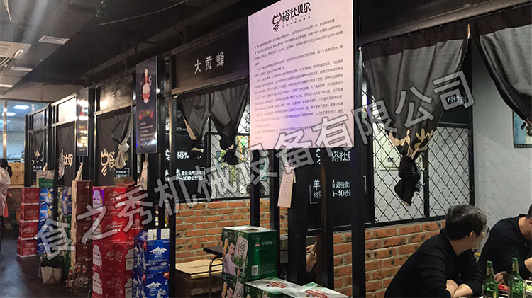 食之秀自動燒烤設(shè)備廠提供燒烤店用自動燒烤機、桌椅餐具等整店設(shè)備供應(yīng)