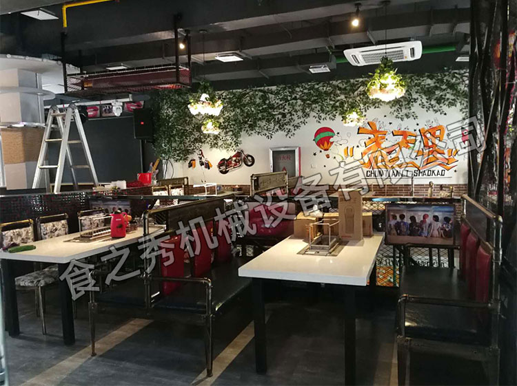 食之秀自動(dòng)燒烤設(shè)備廠提供燒烤店用自動(dòng)燒烤機(jī)、桌椅餐具等整店設(shè)備供應(yīng)