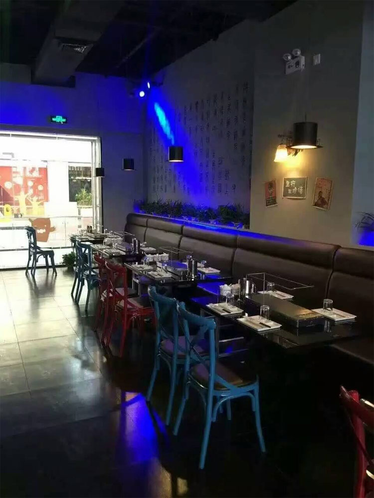 食之秀自動(dòng)燒烤設(shè)備廠提供燒烤店用自動(dòng)燒烤機(jī)、桌椅餐具等整店設(shè)備供應(yīng)