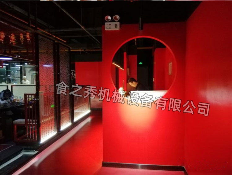 食之秀自動燒烤設備廠提供燒烤店用自動燒烤機、桌椅餐具等整店設備供應 陜西西安市井烤廬,使用食之秀最新款觸屏自動電烤爐,特色自助燒烤加盟,無煙燒烤加盟。